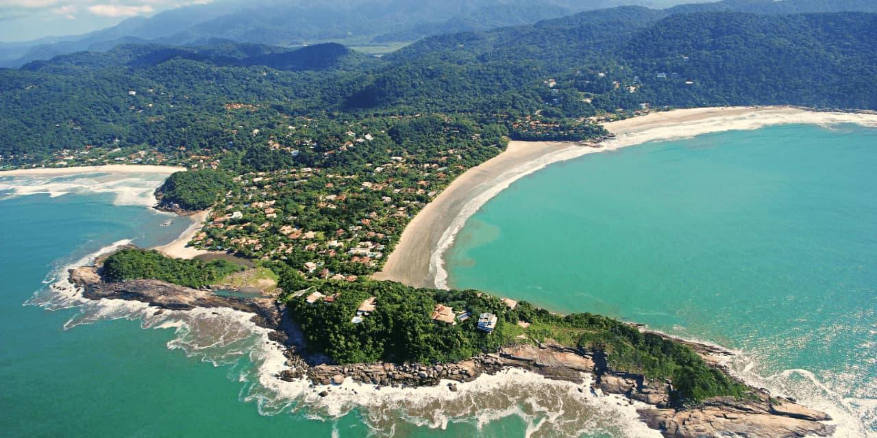 Visitantes podem aproveitar banho de mar e cachoeira
