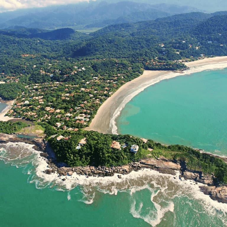 Visitantes podem aproveitar banho de mar e cachoeira que deságua no oceano na praia restrita de Guarujá