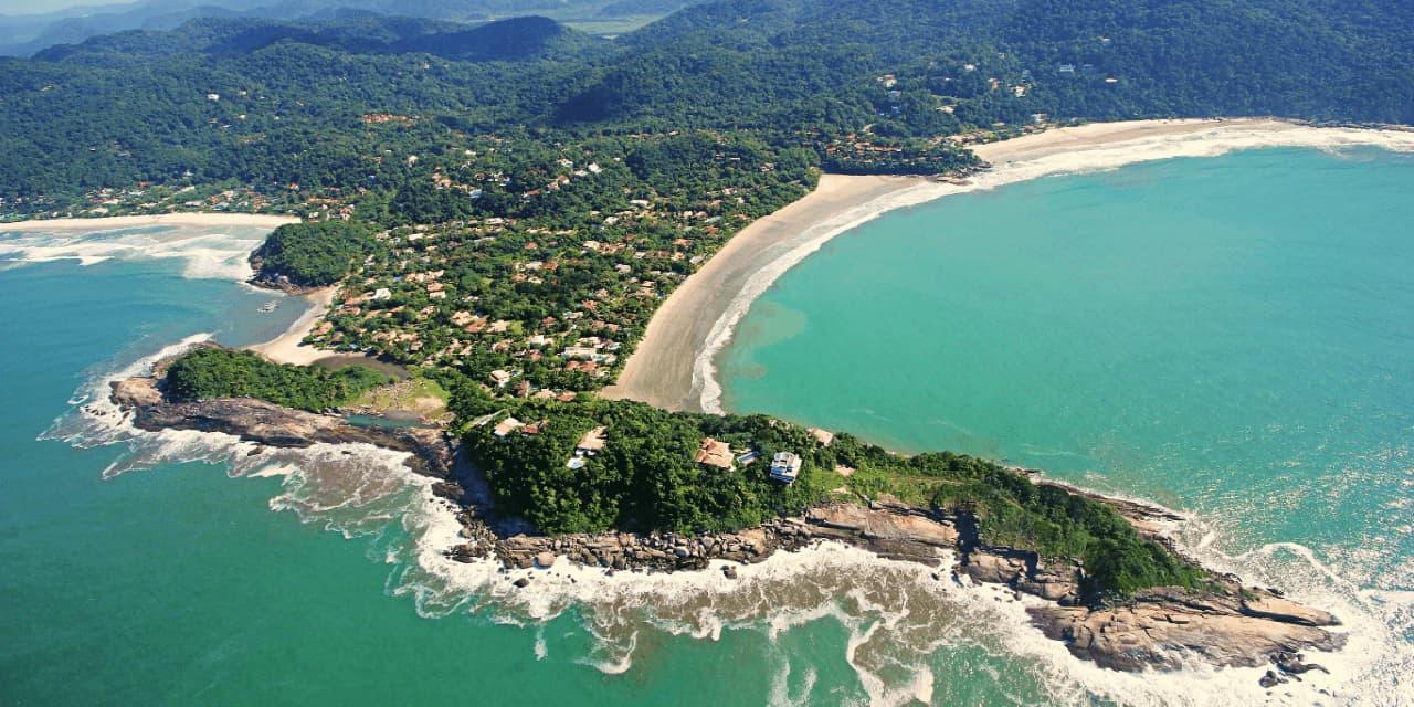 Visitantes podem aproveitar banho de mar e cachoeira que deságua no oceano na praia restrita de Guarujá