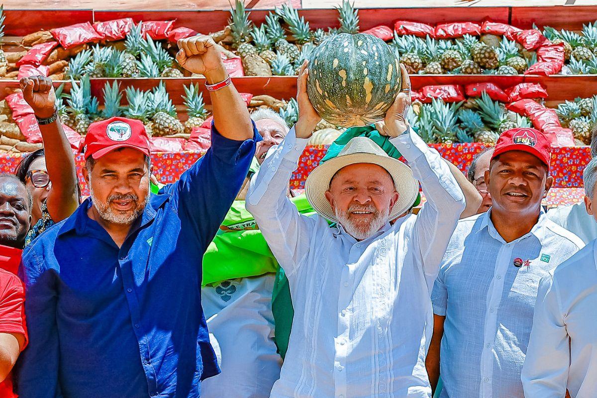 Presidente Lula durante visita às áreas de produção de goiaba, café e milho