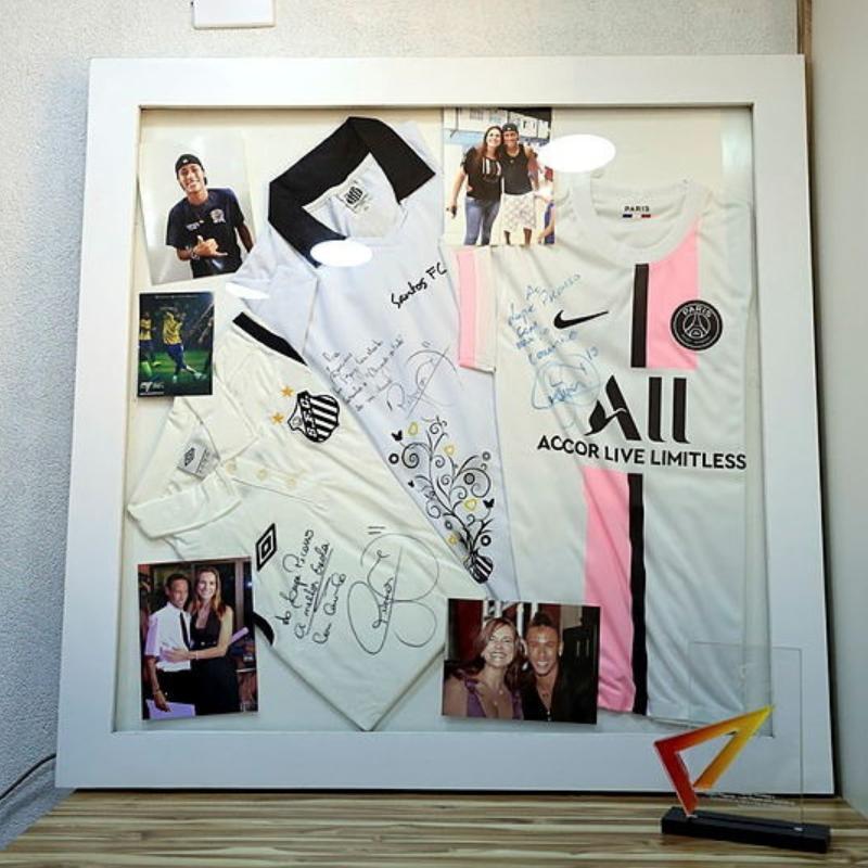 A diretora guarda registros com Neymar e camisas autografadas