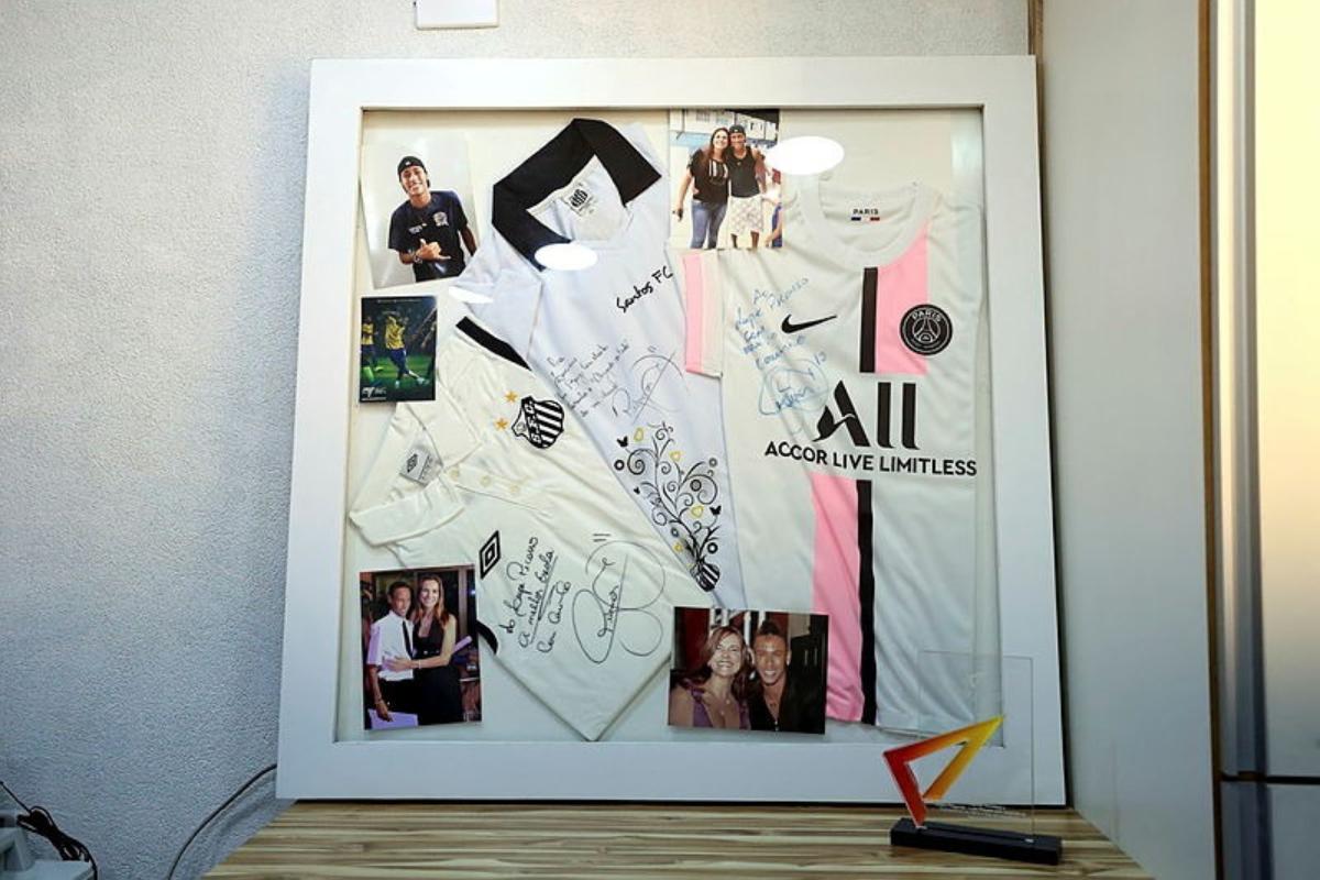 A diretora guarda registros com Neymar e camisas autografadas