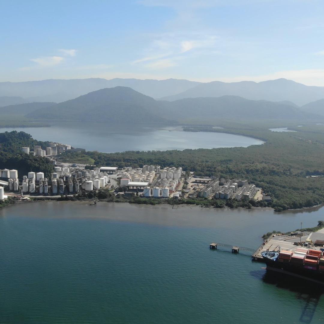 Ilha Barnabé, na Margem Esquerda, em Guarujá, teve aumento das operações de granéis líquidos