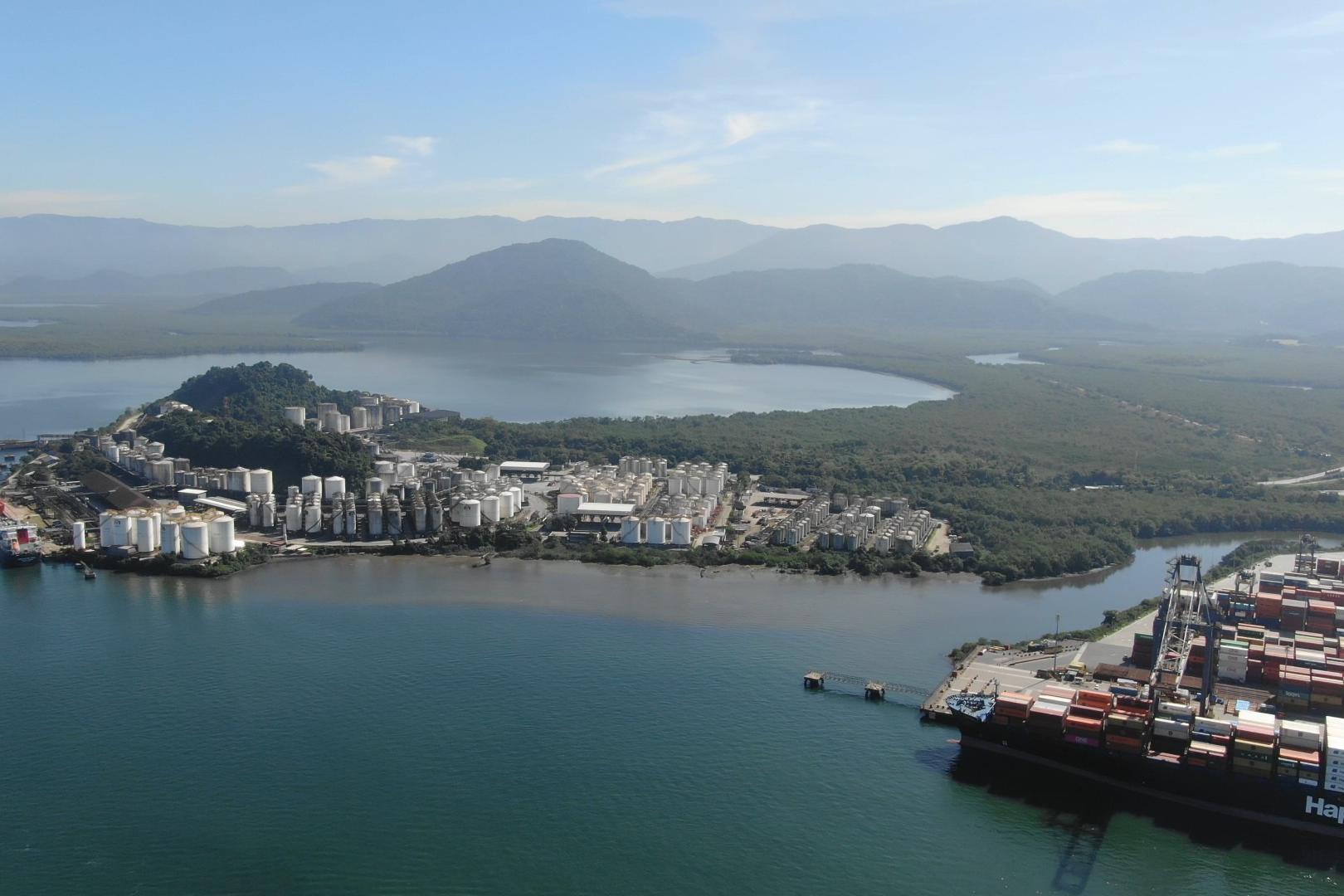 Ilha Barnabé, na Margem Esquerda, em Guarujá, teve aumento das operações de granéis líquidos