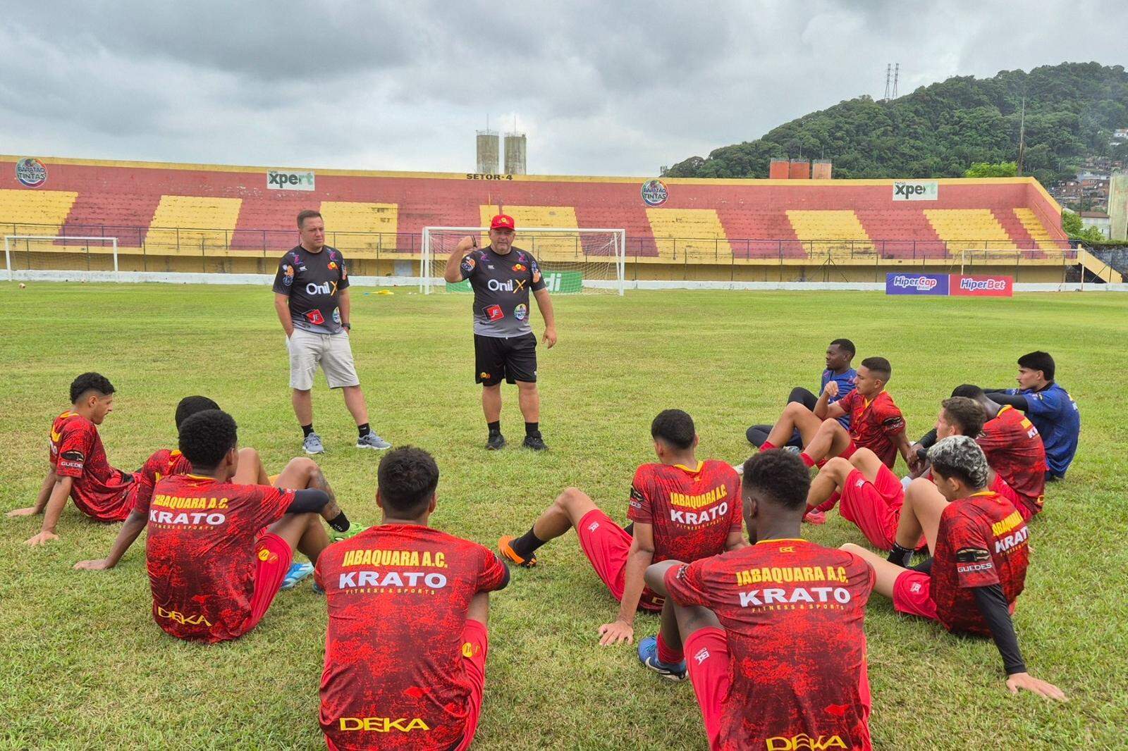Atletas do Jabuca treinaram no Estádio Espanha para o jogo desta quarta-feira (12)