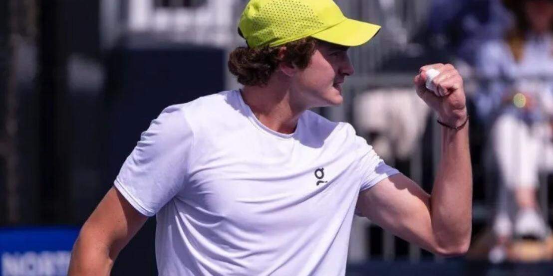 João Fonseca mostra força no saque e no seu poderoso forehand