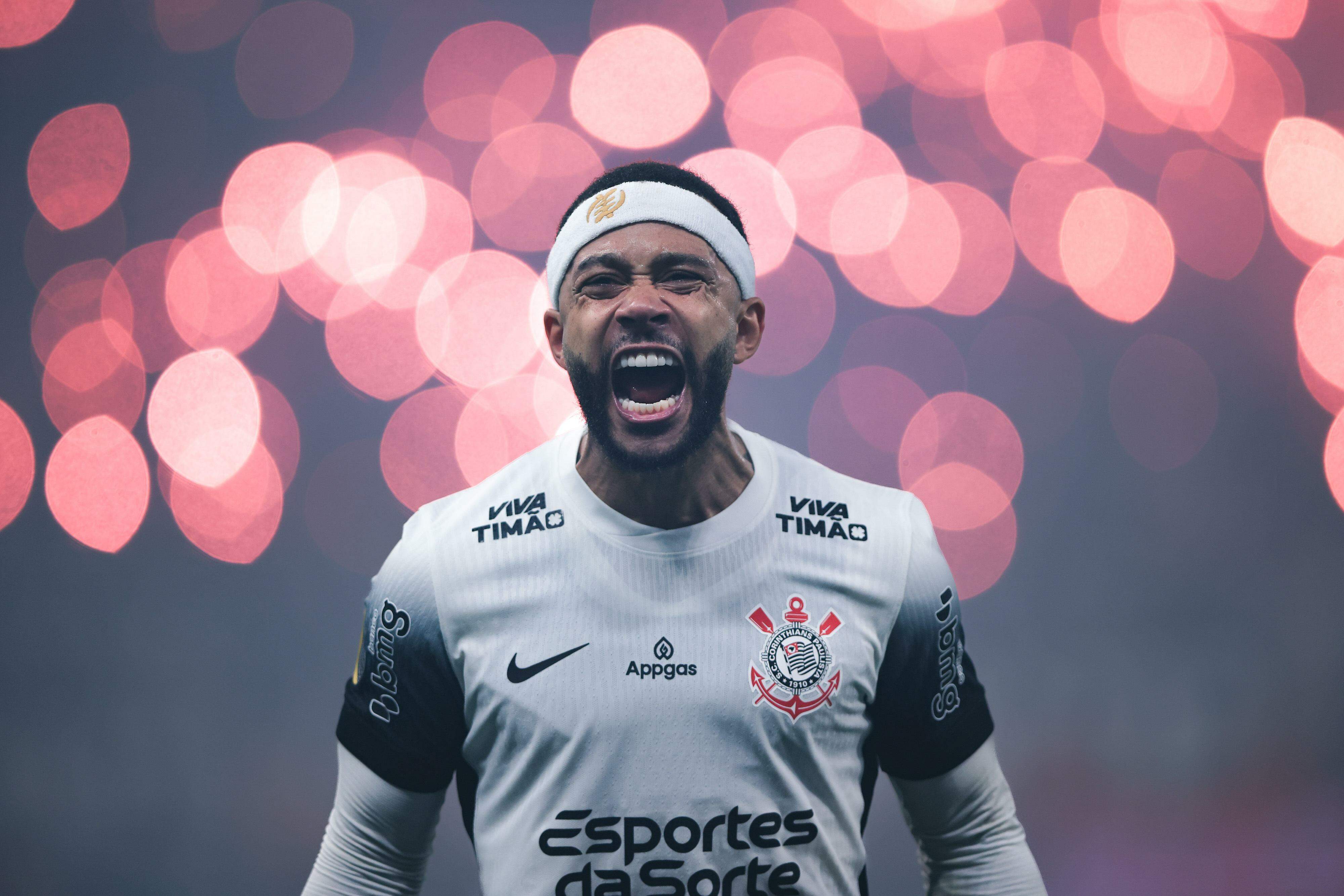 Memphis se irrita ao ter desempenho comparado no Corinthians e