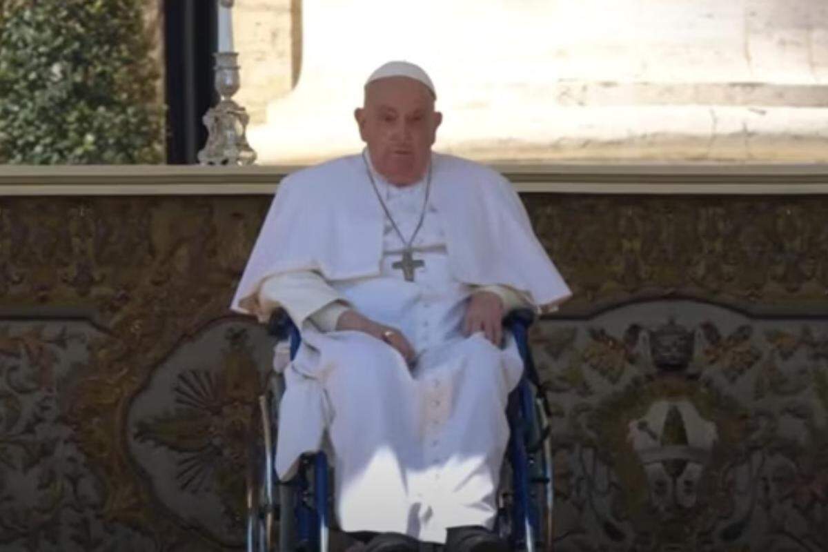 Francisco apareceu neste domingo no Vaticano na bênção de Páscoa (Reprodução/Vatican News)
