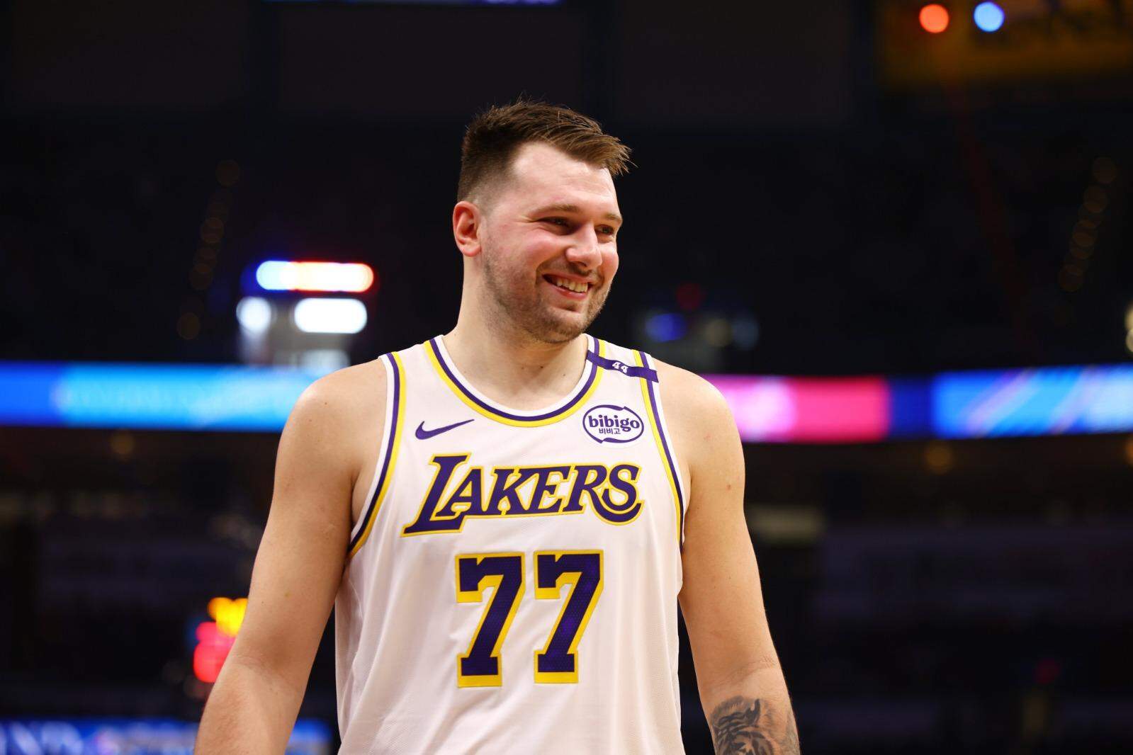 Cada vez mais decisivo, Doncic comandou a equipe da Califórnia com seus 30 pontos