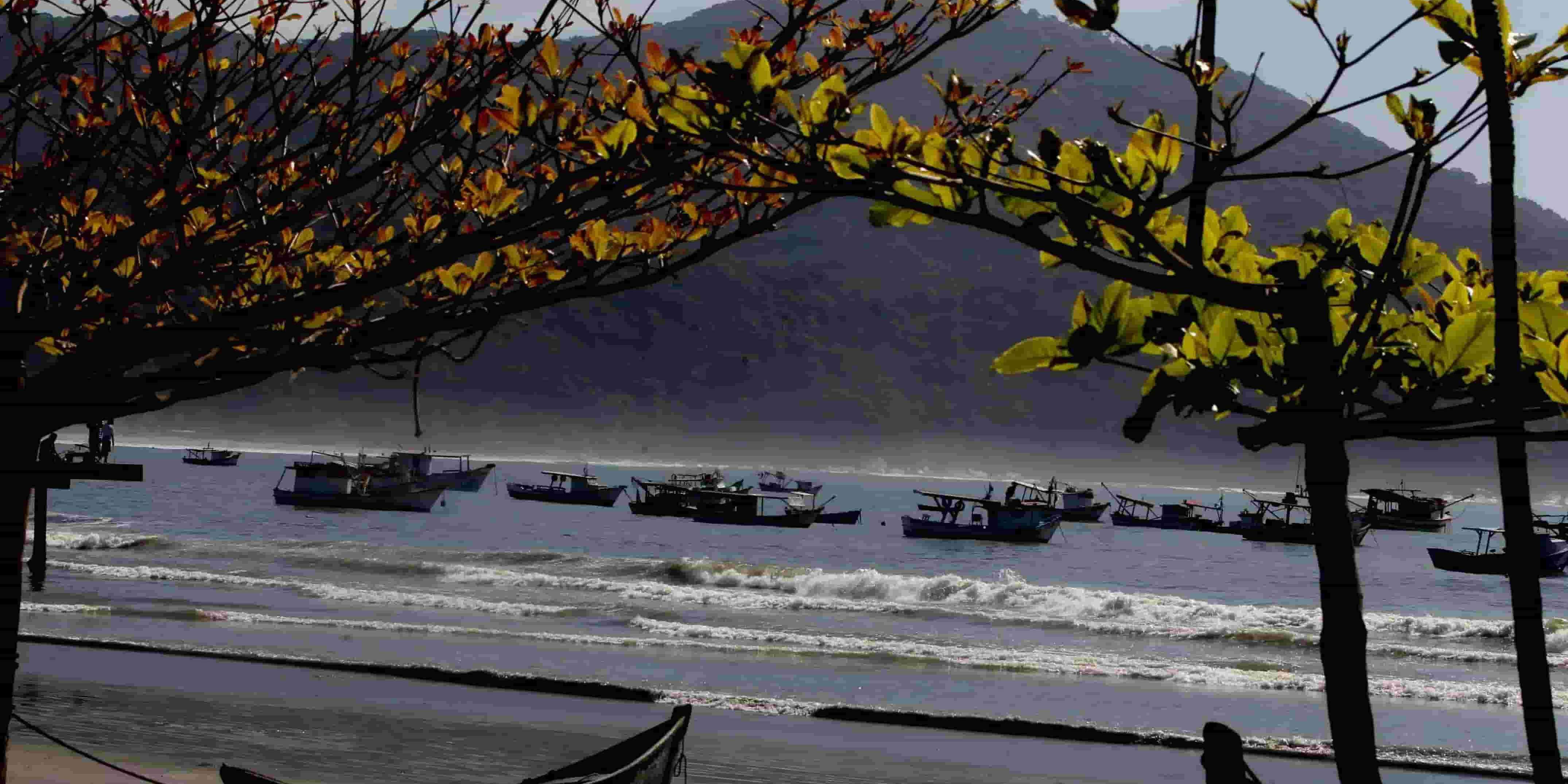 Com forte tradição pesqueira, a Praia do Perequê tem barcos na areia e restaurantes rústicos