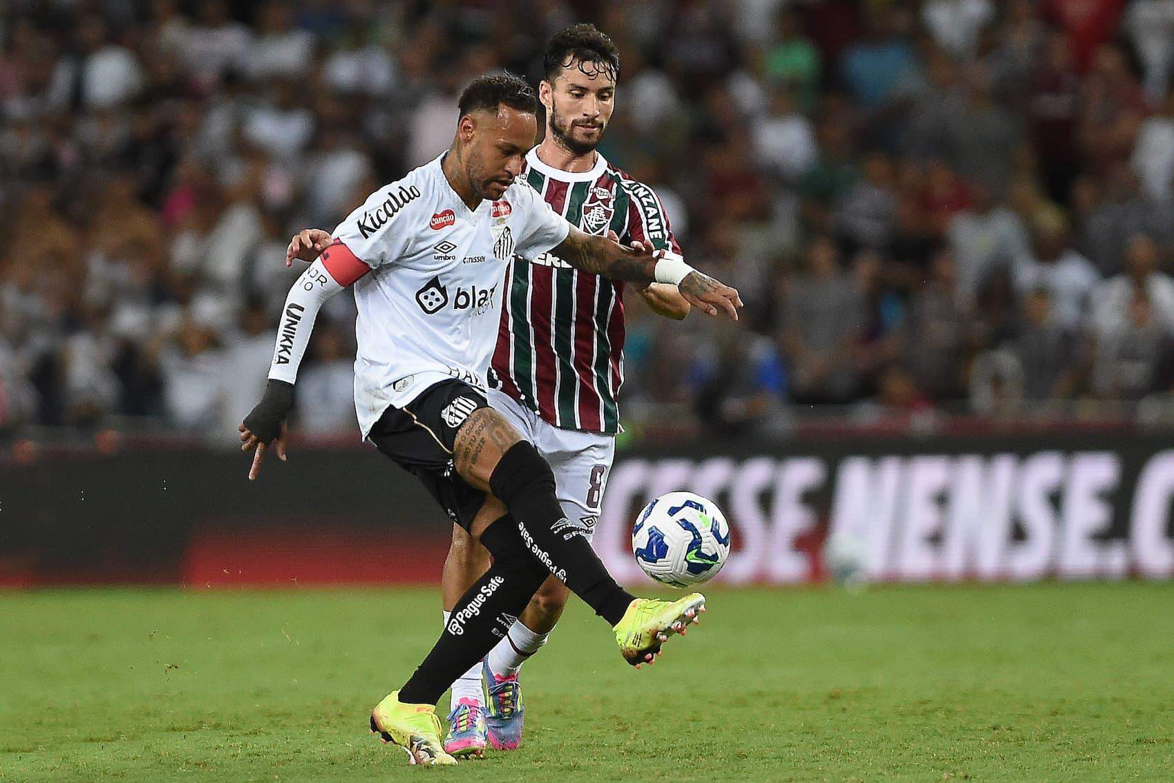 Com volta de Neymar, Santos leva gol no final e perde para o Fluminense