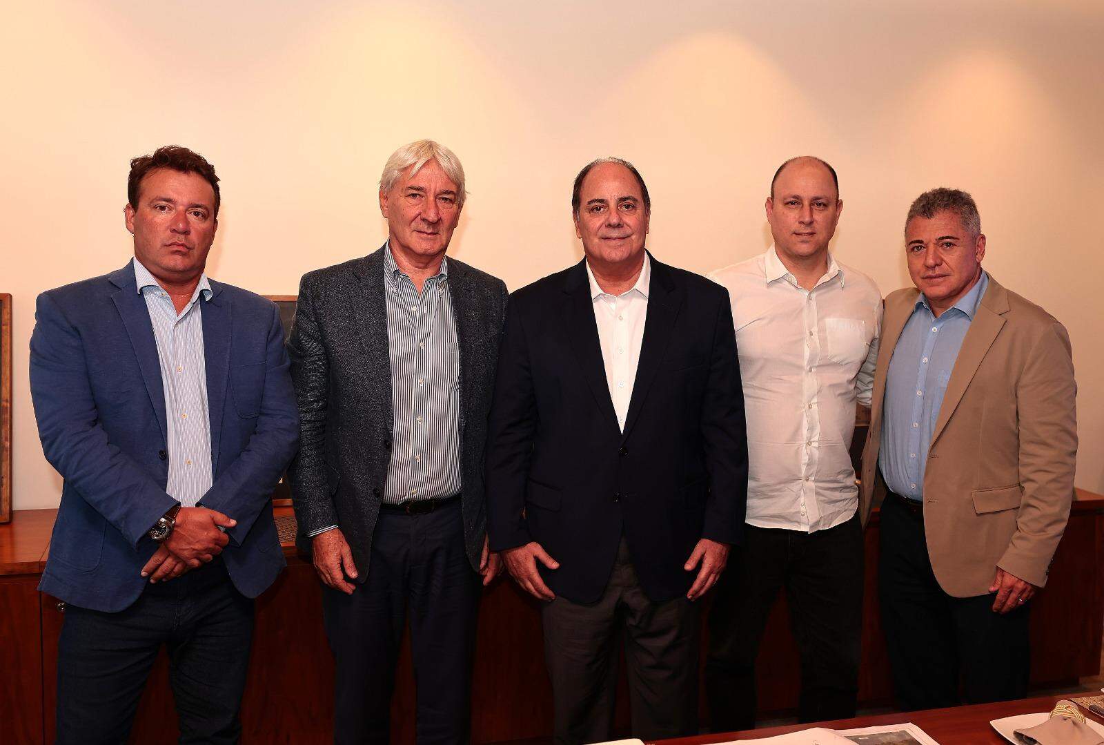 O consultor para assuntos portuários do Grupo Tribuna, Maxwell Rodrigues; o diretor-presidente da Triunfo, Carlo Bottarelli; o diretor-presidente da TV Tribuna, Roberto Clemente Santini; o diretor de Desenvolvimento de Novos Negócios da Triunfo, Dorival Pagani Júnior; e o diretor comercial do GrupoTribuna, Demetrio Amono, participaram da reunião. (Sílvio Luiz/AT)