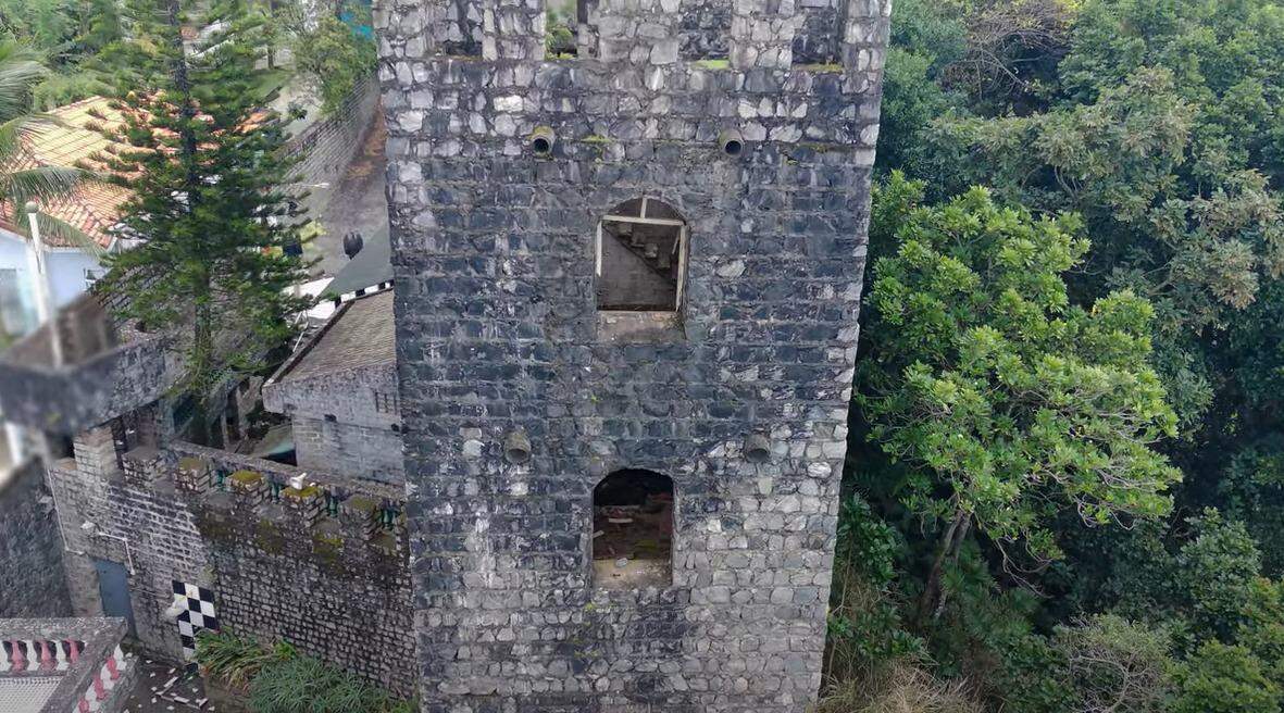 Uma das lendas que envolvem o castelo é a de que um bruxo aparece em uma das janelas que dão vista para o mar (Reprodução/ YouTube)