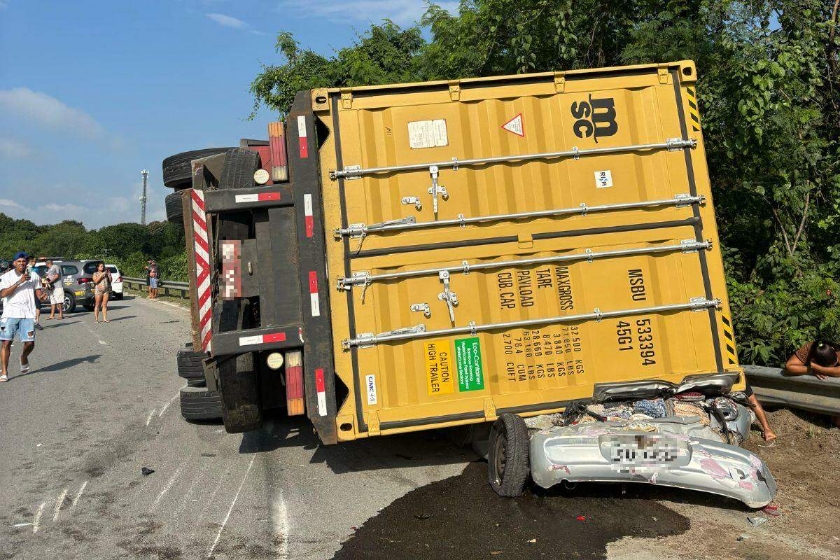 Três pessoas morrem após caminhão com contêiner tombar e esmagar carro em  São Vicente, no litoral de São Paulo