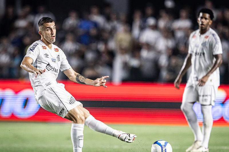 O volante João Schmidt é mais vítima de lesão muscular no Santos nesta temporada