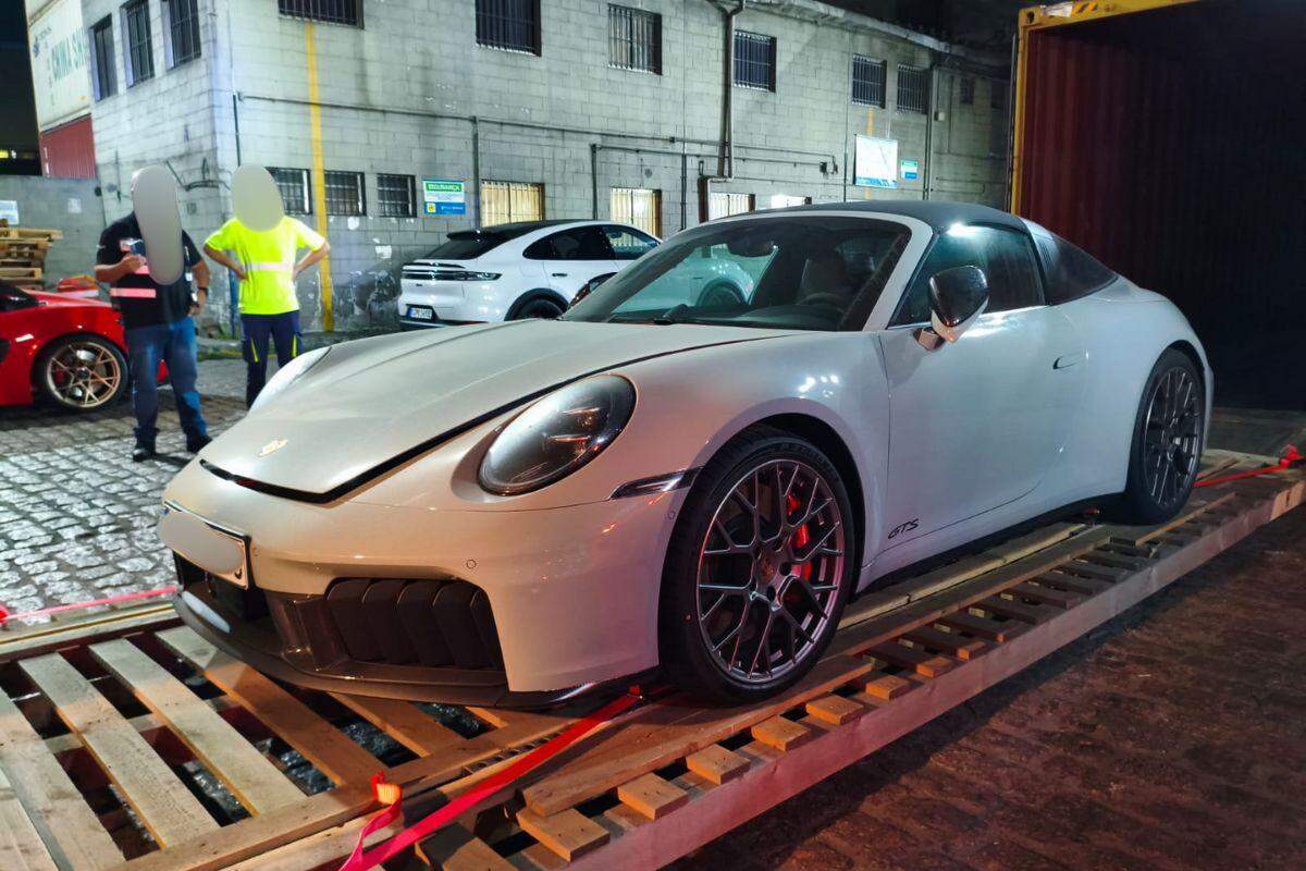 Um Porsche 911 GTS também foi visto sendo descarregado no Porto de Santos (Reprodução)
