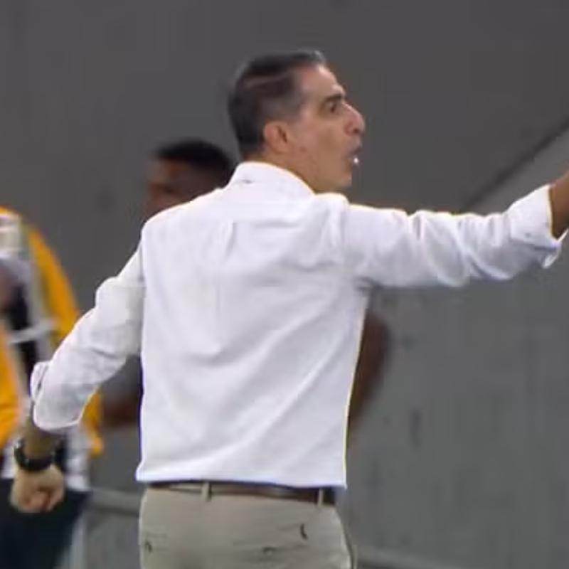 Renato Paiva, técnico do Botafogo, fez gesto obsceno em jogo pela Libertadores