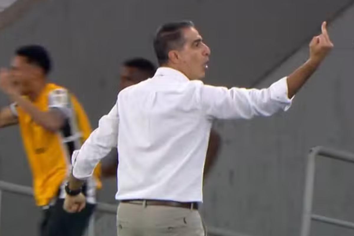 Renato Paiva, técnico do Botafogo, fez gesto obsceno em jogo pela Libertadores