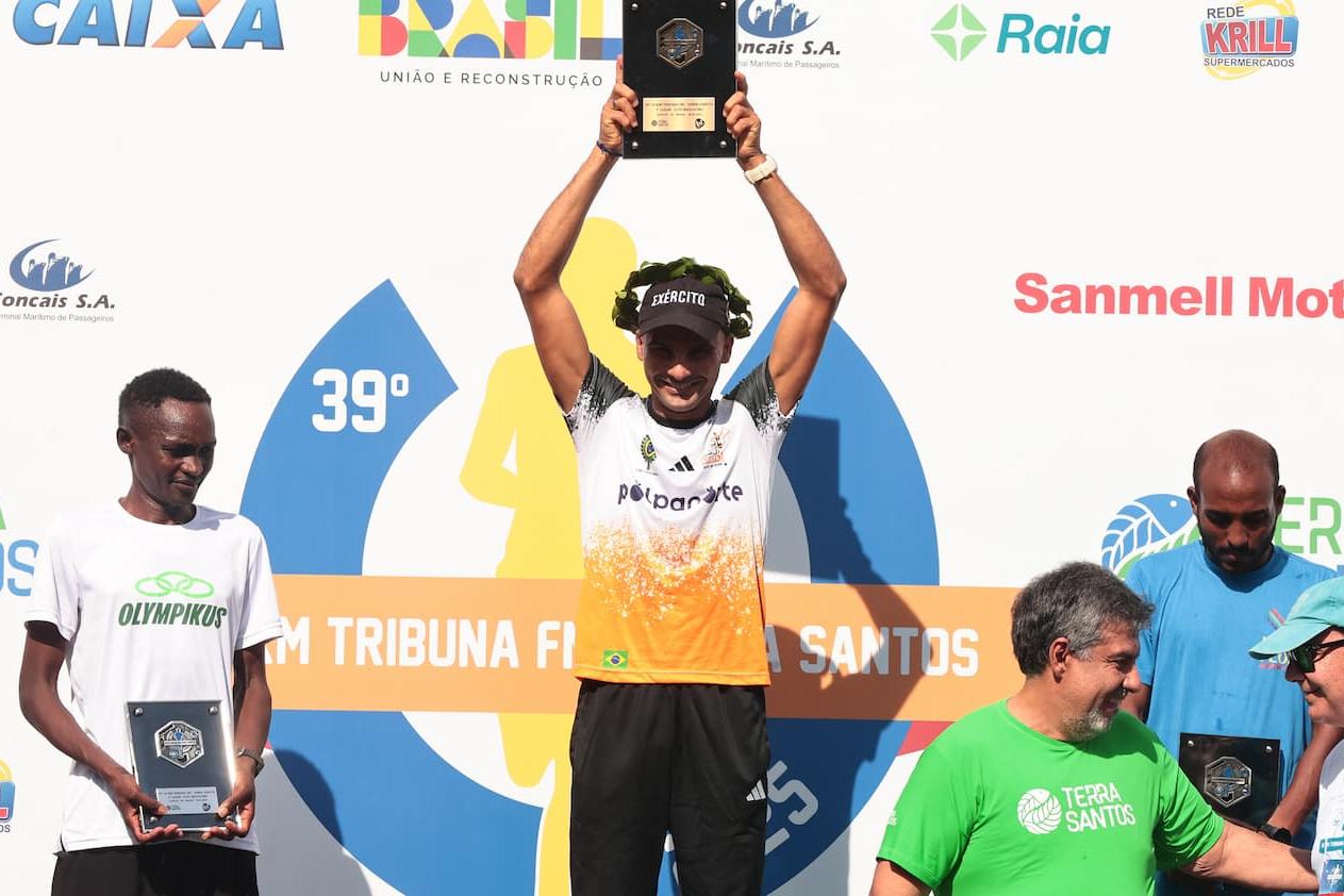 Fábio Jesus Correia ergue o troféu de campeão, entre os africanos, segundo e terceiro colocados