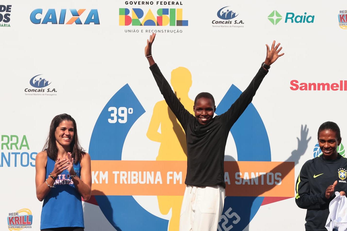 Violah Kosgei celebra a vitória, entre a segunda colocada, Larissa Quintâo (à esquerda), e Carmem Pereira