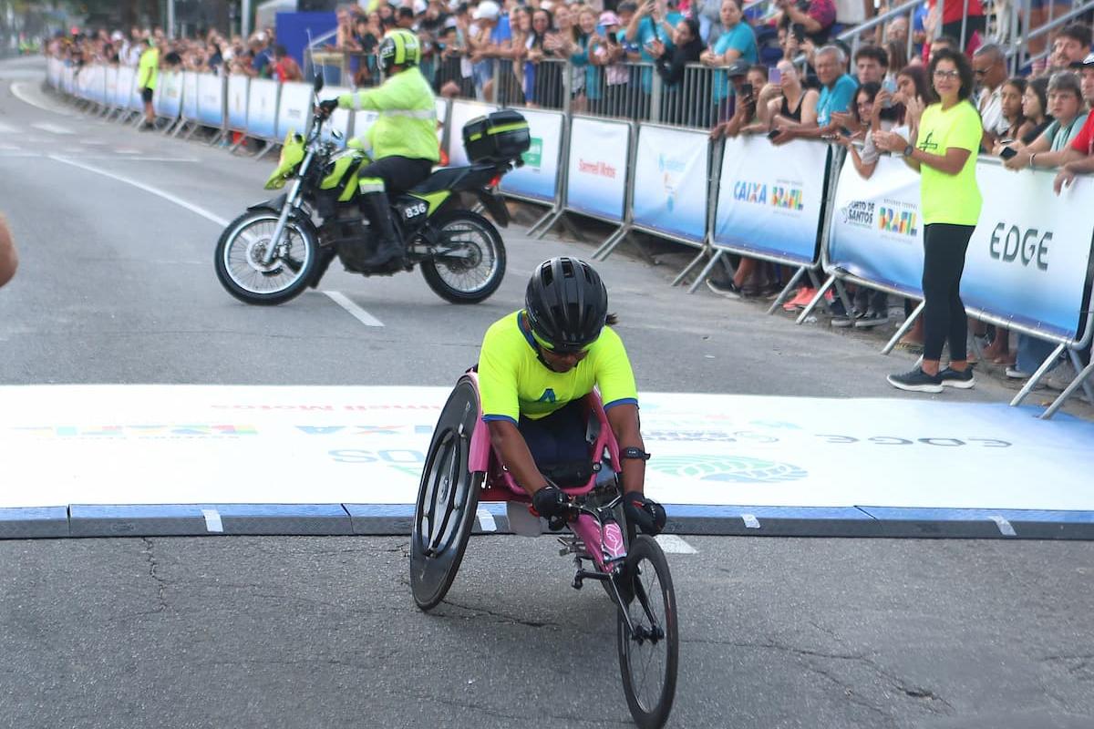 Vanessa Cristina cruza a linha de chegada para garantir o heptacampeonato na categoria cadeirantes