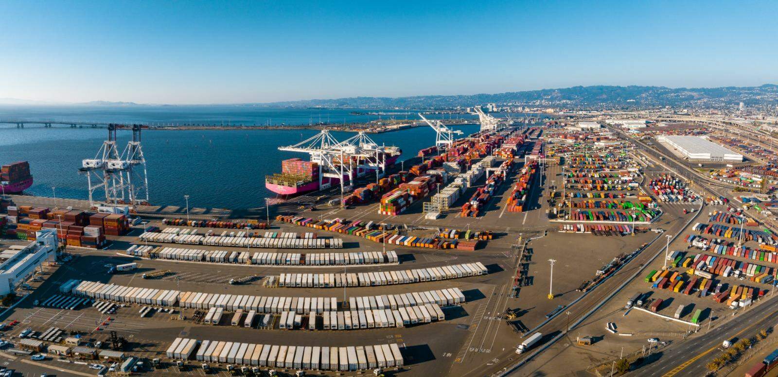 VISTA AÉREA DO PORTO DE OAKLAND, QUE CRESCEU E SE TORNOU REFERÊNCIA EM MOVIMENTAÇÃO DE CONTÊINERES NA COSTA OESTE DOS ESTADOS UNIDOS (AdobeStock)