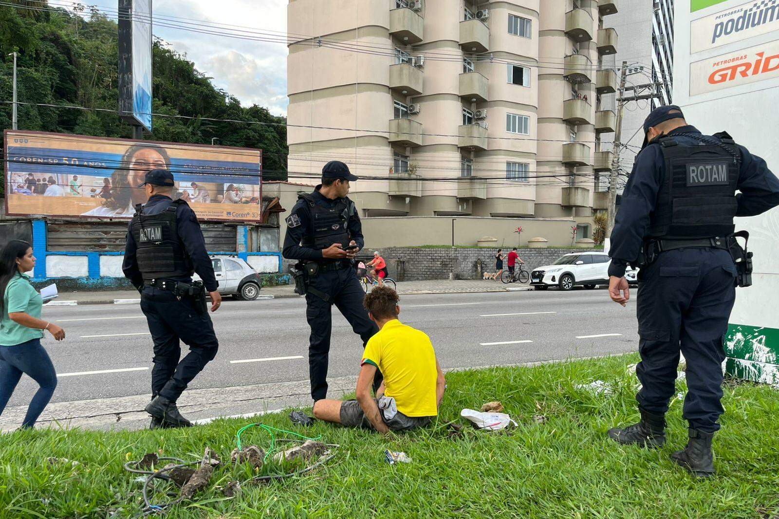 Ladrão é preso durante ataque em plena luz do dia na orla da Praia do Itararé, em São Vicente