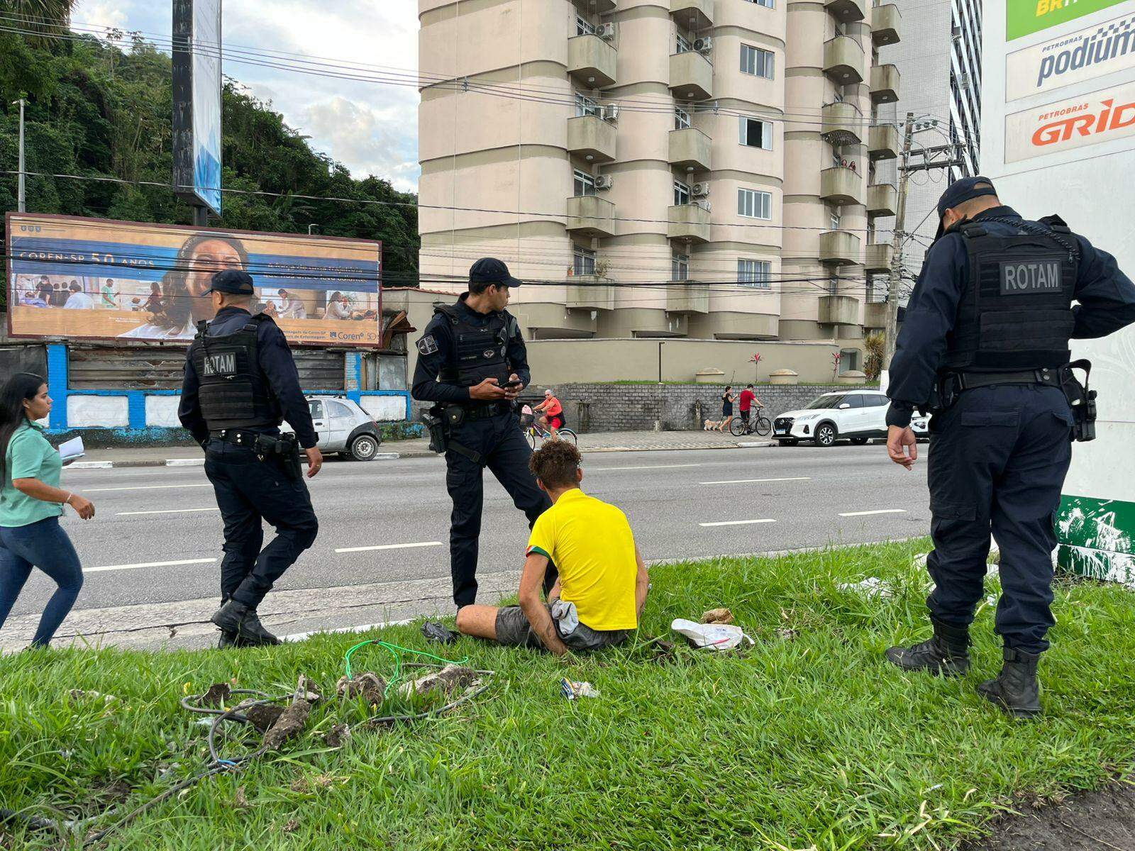 O ladrão foi preso agindo em plena luz do dia na orla do Itararé (Divulgação/ Prefeitura de São Vicente)