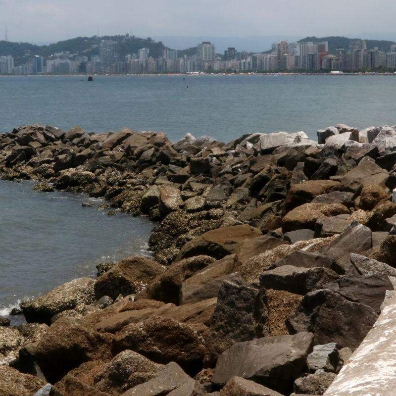Instalação de novas geobags no mar em Santos aguarda licenciamento ambiental da Cetesb