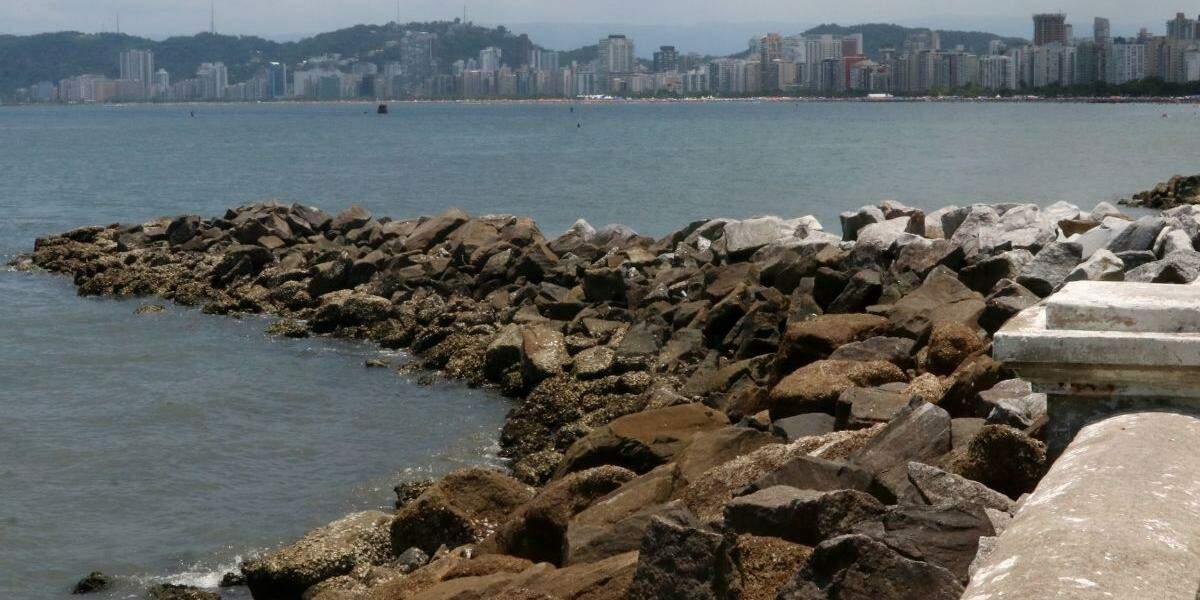 Instalação de novas geobags no mar em Santos aguarda licenciamento ambiental da Cetesb