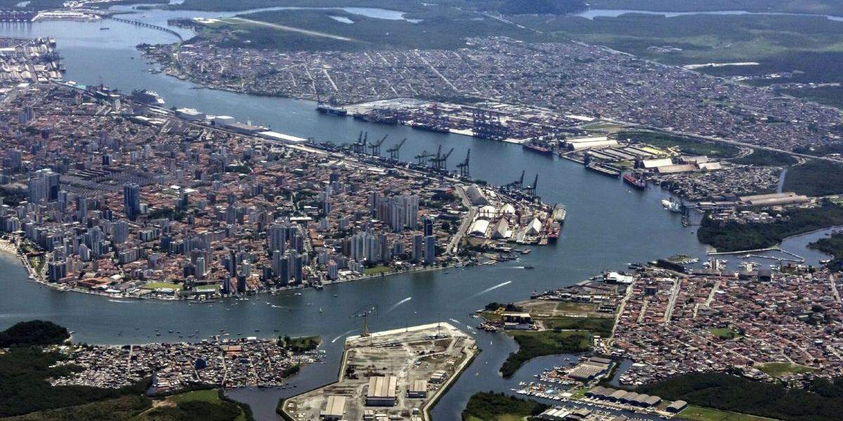 A Cetesb determinou a paralisação da descarga do navio até que as condições meteorológicas sejam favoráveis
