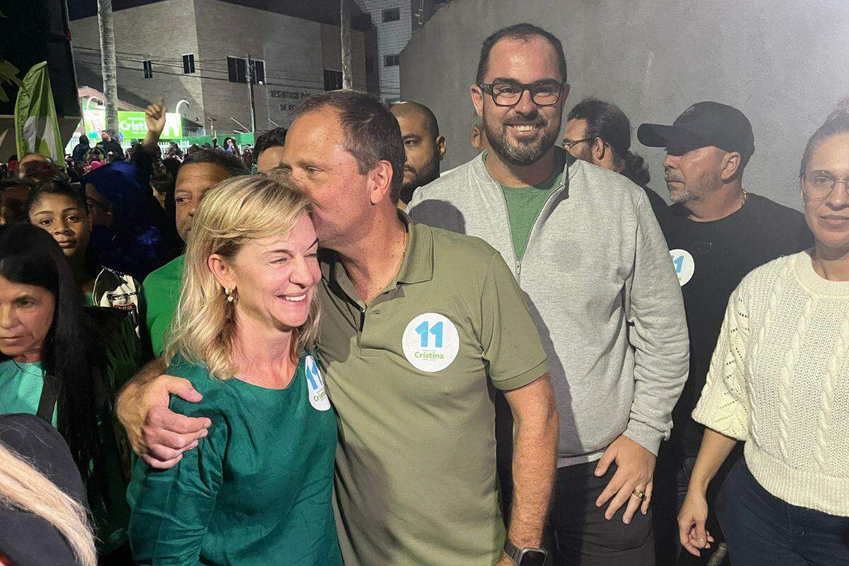 Cristina Wiazowski recebe beijo do marido Paulo Wiazowski, que venceu no pleito do ano passado, anulado pela Justiça Eleitoral (Sílvio Luiz/AT)