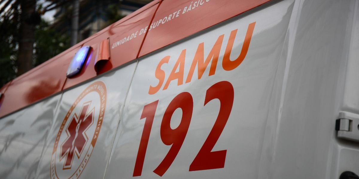 Homem foi socorrido pelo Samu e levado para a unidade de saúde