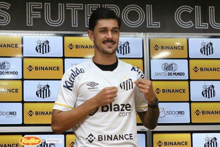 João Basso chegou à Vila Belmiro em julho de 2023 e tem contrato com o Peixe até o final de 2026 (Reprodução X)