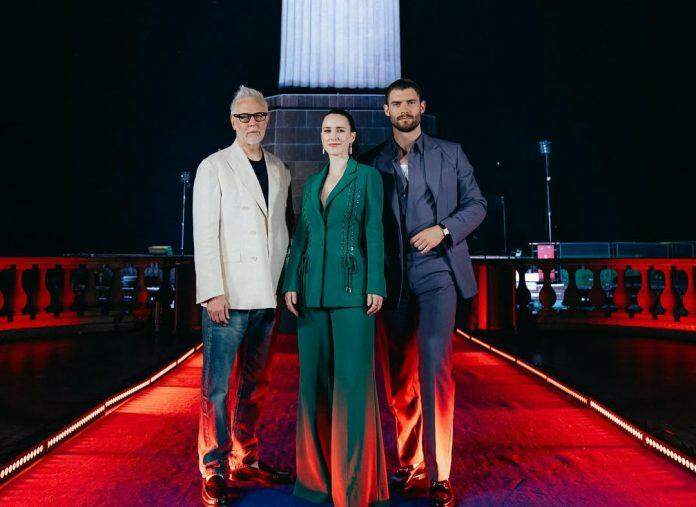 James Gunn (à esquerda), Rachel Brosnahan (ao meio) e David Corenswet (à direita) visitaram o Cristo Redentor (Reprodução/Instagram)