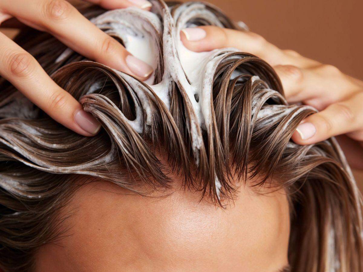 Shampoo tonalizante acaba com o cabelo branco, mas requer cuidados; veja erros comuns ao usar o produto