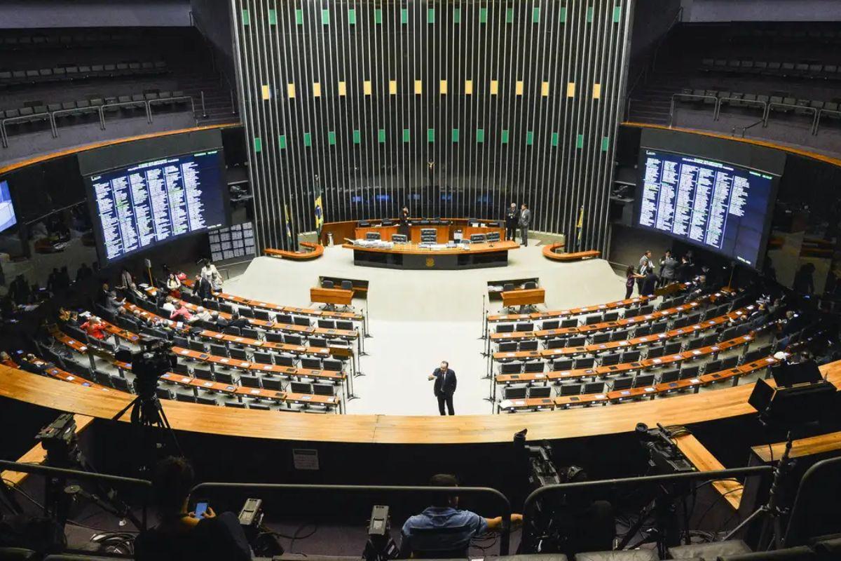 Câmara fará votações remotas durante a janela partidária e ficará esvaziada até 3 de abril