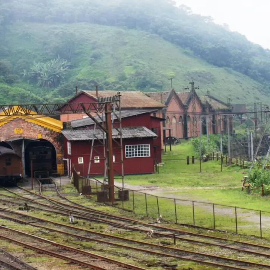 O funicular de Paranapiacaba foi construído no século XIX justamente para superar esse desafio logístico. Implantado pela São Paulo Railway e inaugurado em 1867, o sistema permitia que os trens atravessassem a Serra do Mar por meio de planos inclinados