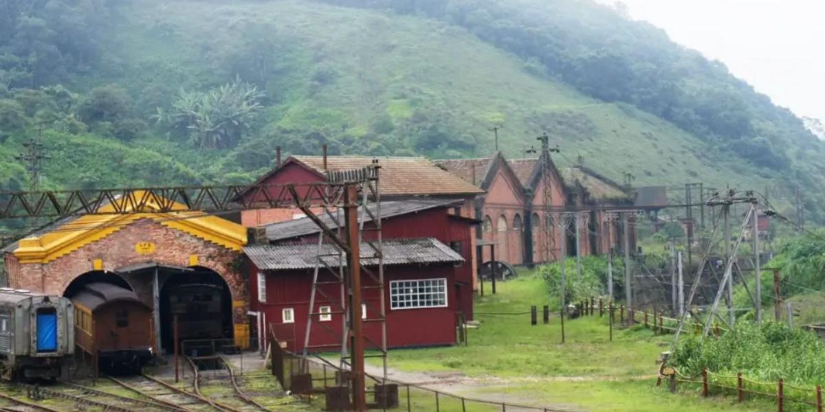 O funicular de Paranapiacaba foi construído no século XIX justamente para superar esse desafio logístico. Implantado pela São Paulo Railway e inaugurado em 1867, o sistema permitia que os trens atravessassem a Serra do Mar por meio de planos inclinados