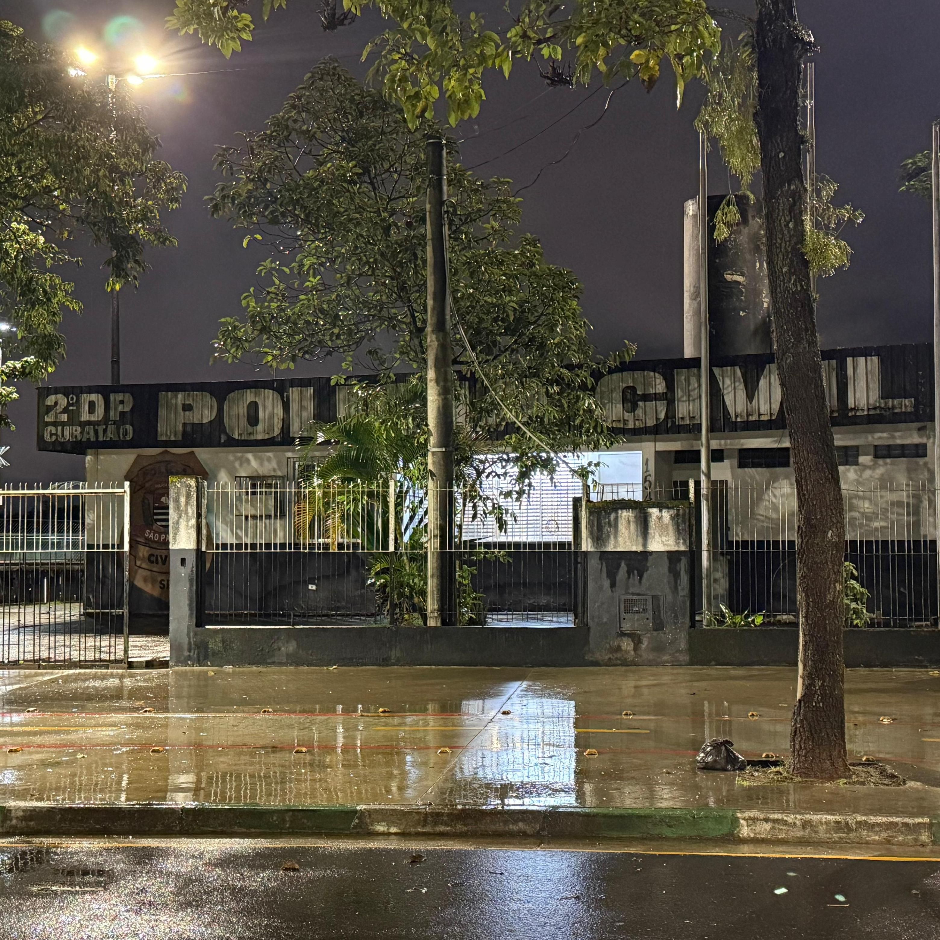 A advogada relatou que o encontro teria sido inicialmente combinado com uma das travestis, mas depois o homem decidiu realizar um segundo programa com outra, o que teria aumentado o valor total