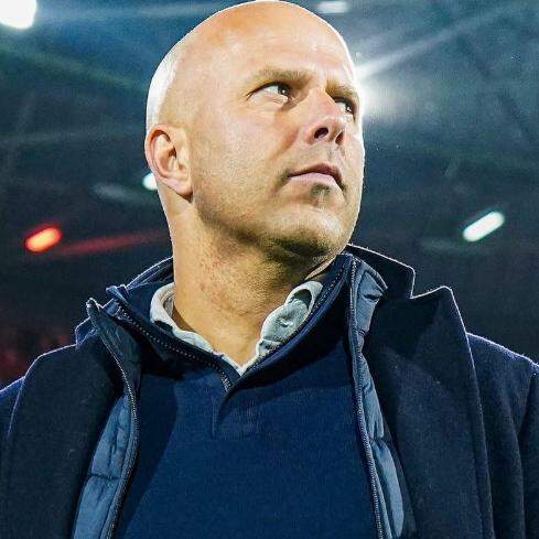 Liverpool demite técnico e segue reformulação no elenco