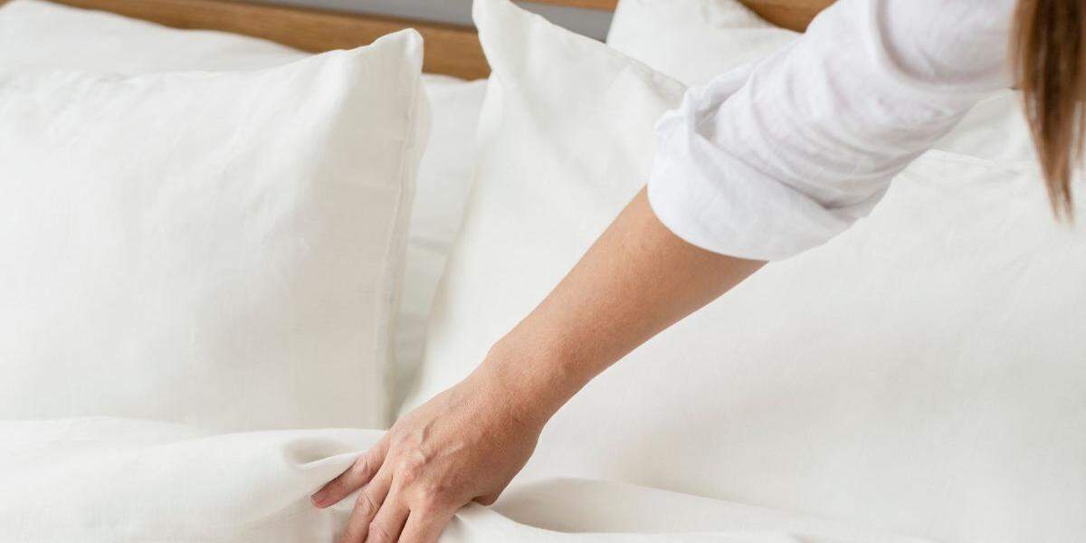 Dormir em lençóis sujos pode provocar coceira, desconforto, suor noturno e irritações