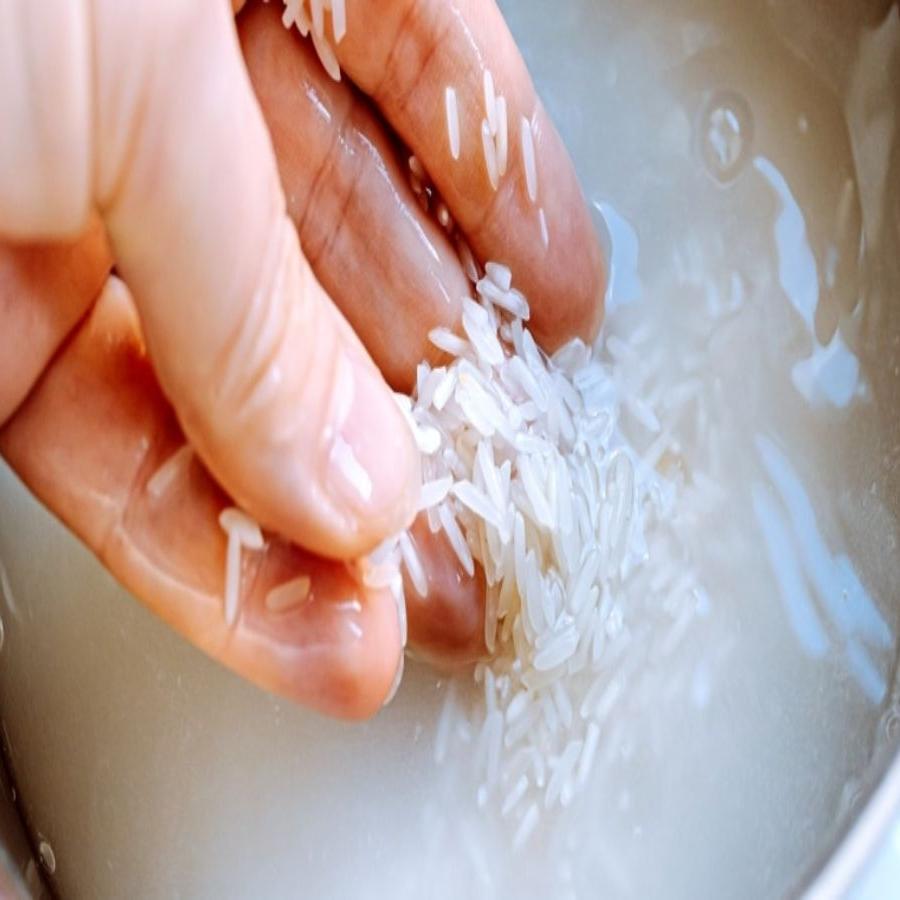 Lavar o arroz pode remover impurezas, amido e parte de contaminantes