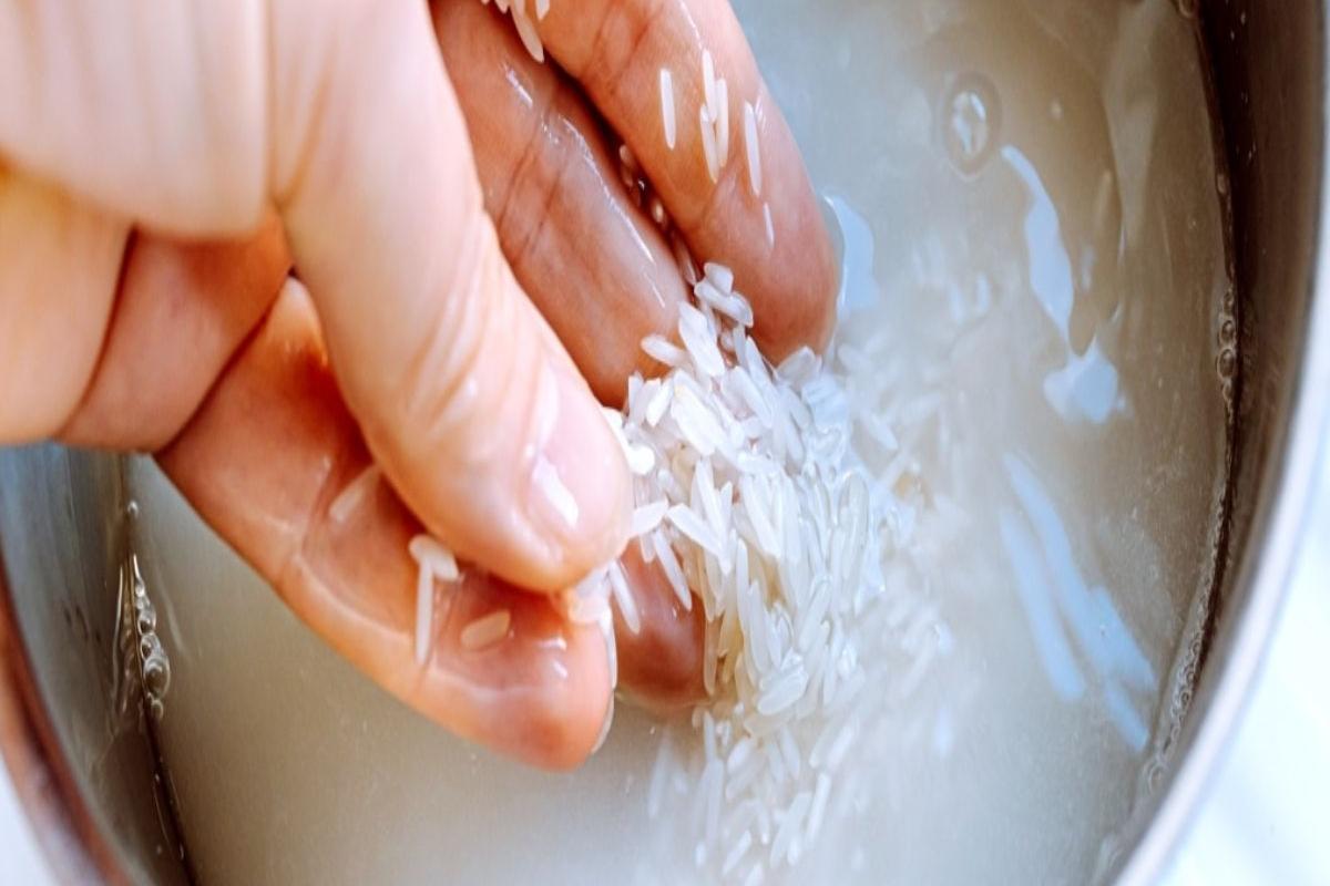 Lavar o arroz pode remover impurezas, amido e parte de contaminantes