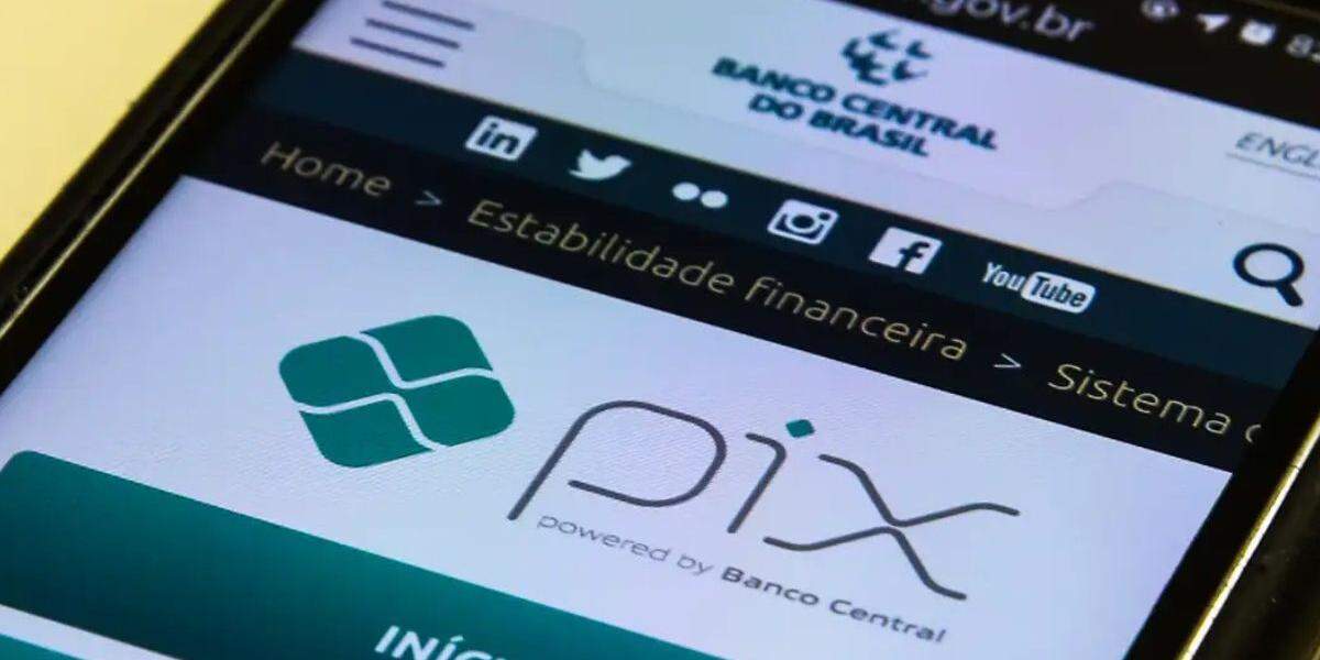 Decisão da Justiça de Santos ocorre após transferências via Pix com xingamentos serem enviadas pelo acusado