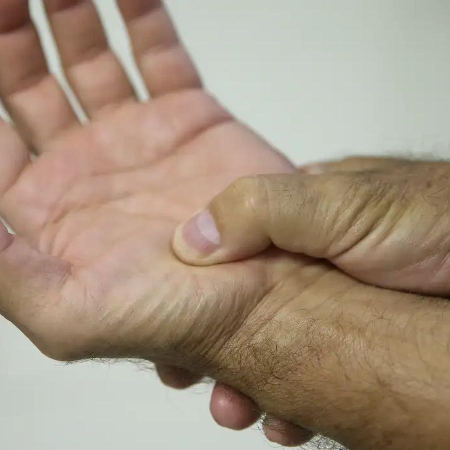 A fibromialgia é uma síndrome que provoca dores nos músculos, nas articulações, tontura, fadiga, ansiedade e depressão, e não tem origem conhecida