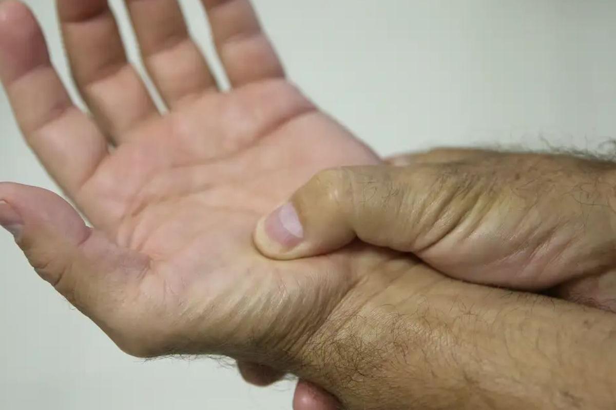 A fibromialgia é uma síndrome que provoca dores nos músculos, nas articulações, tontura, fadiga, ansiedade e depressão, e não tem origem conhecida