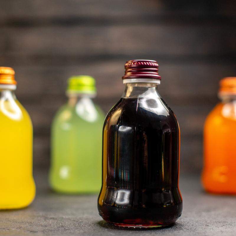 O suco de uva integral concentra açúcar sem as fibras da fruta inteira, elevando rapidamente os níveis de glicose no sangue