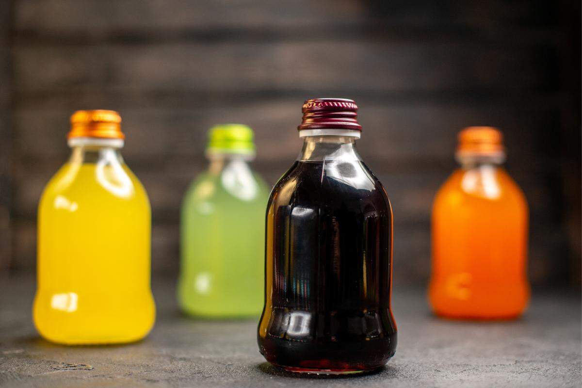 O suco de uva integral concentra açúcar sem as fibras da fruta inteira, elevando rapidamente os níveis de glicose no sangue