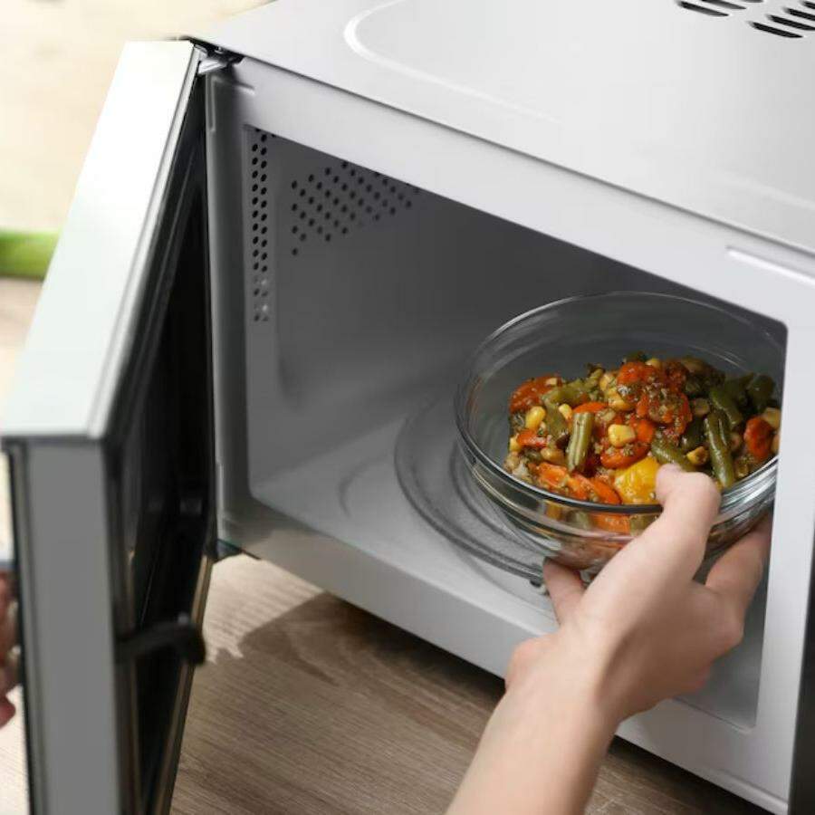 Use sempre recipientes de vidro, cerâmica ou plásticos com selo “próprio para micro-ondas” é uma medida de segurança